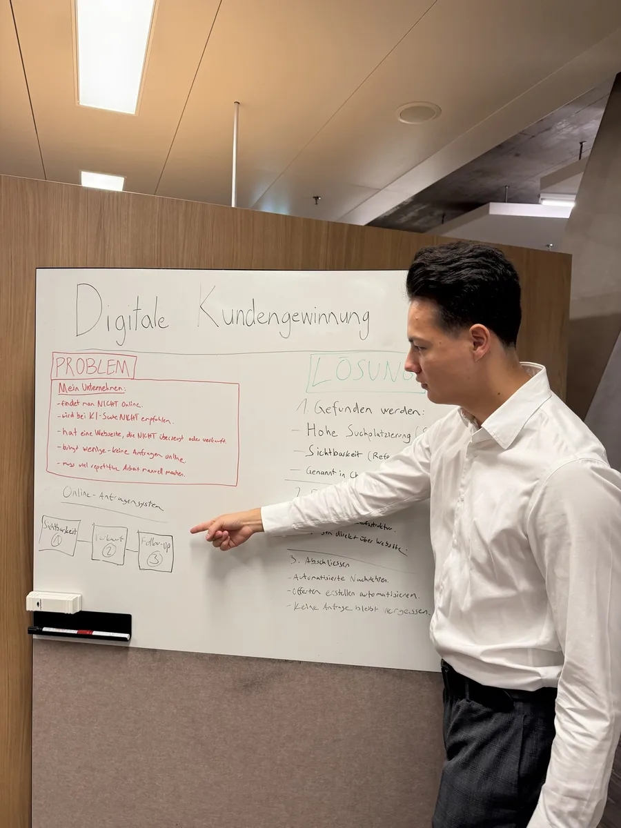 Jonah skizziert am Whiteboard die Lösung