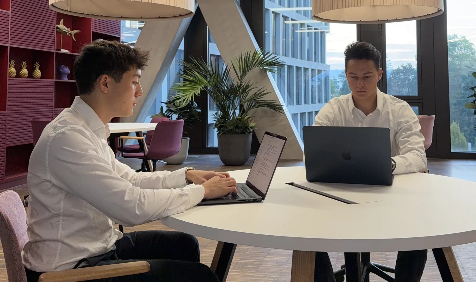 Jonah und Liam arbeiten nebeneinander an einem Kundenprojekt